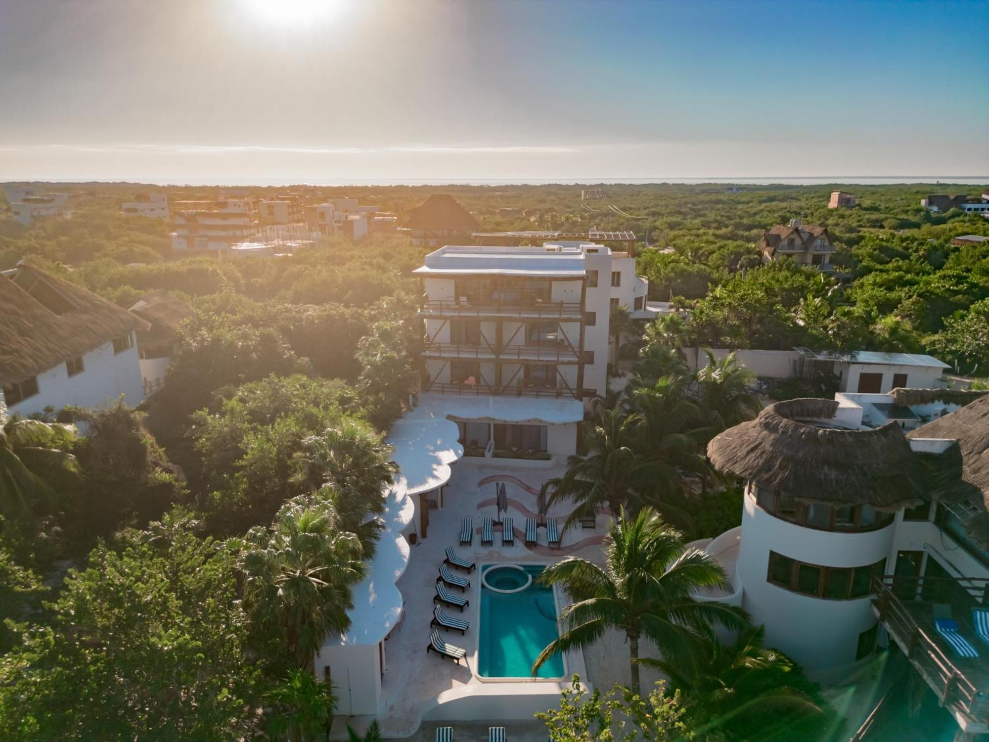 Beach Front Hotel Boutique Dk House 홀박스아일랜드 외부 사진