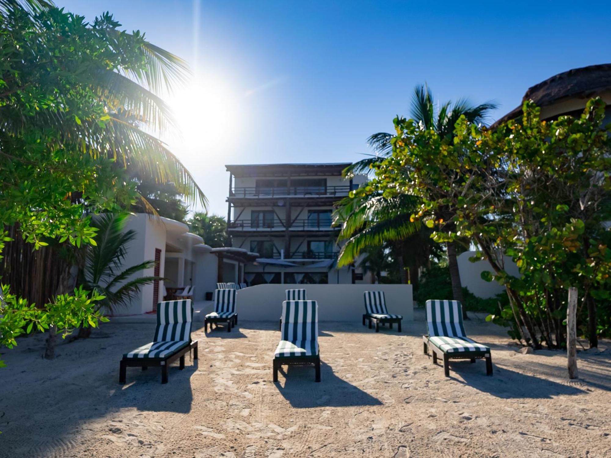 Beach Front Hotel Boutique Dk House 홀박스아일랜드 외부 사진