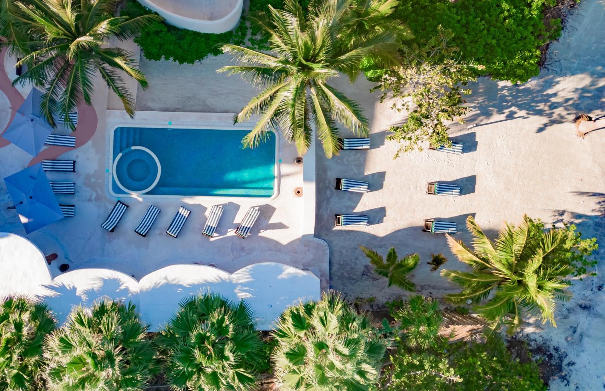 Beach Front Hotel Boutique Dk House 홀박스아일랜드 외부 사진