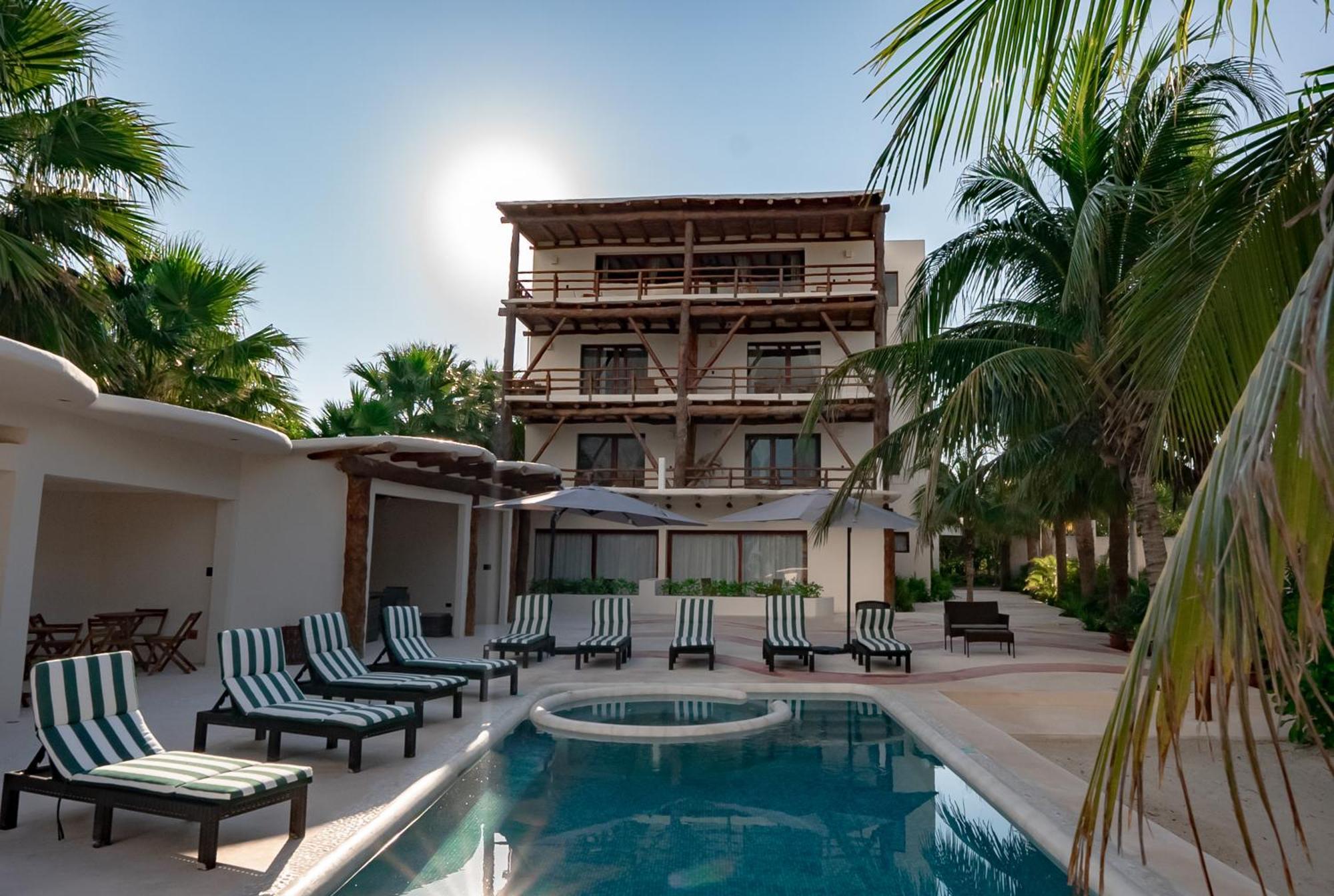 Beach Front Hotel Boutique Dk House 홀박스아일랜드 외부 사진