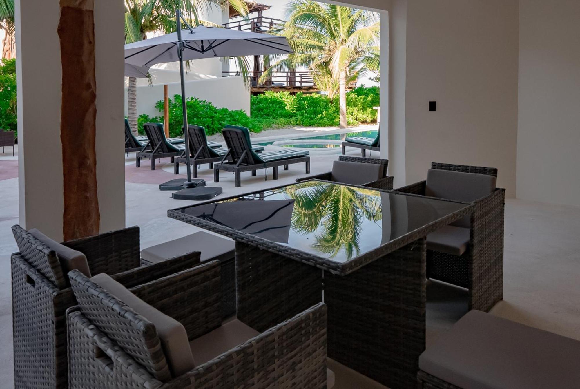 Beach Front Hotel Boutique Dk House 홀박스아일랜드 외부 사진