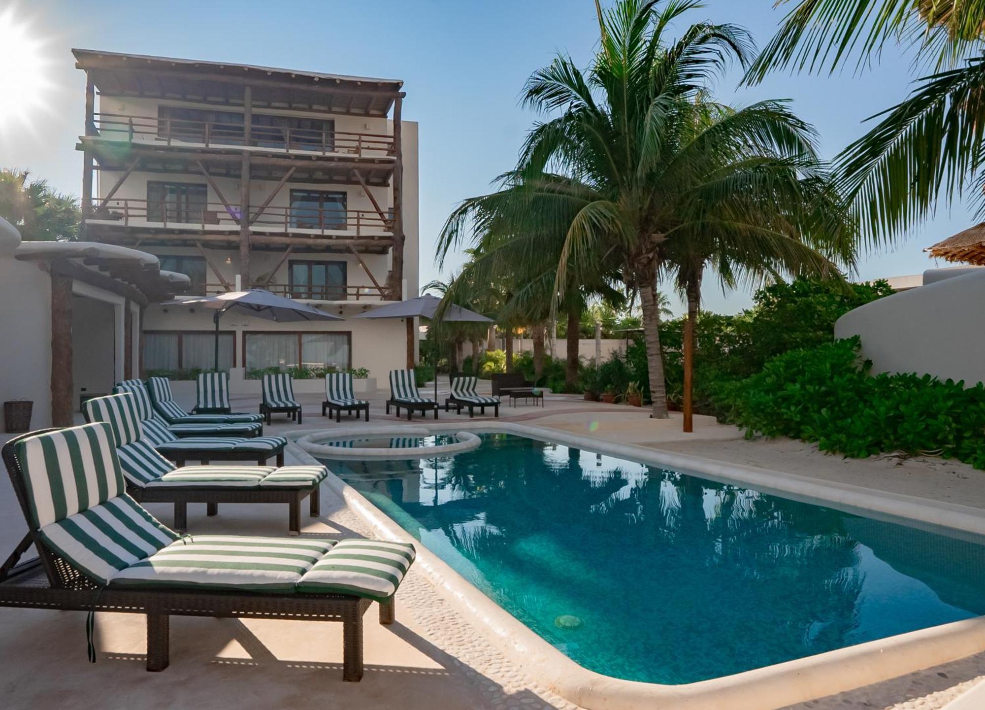 Beach Front Hotel Boutique Dk House 홀박스아일랜드 외부 사진