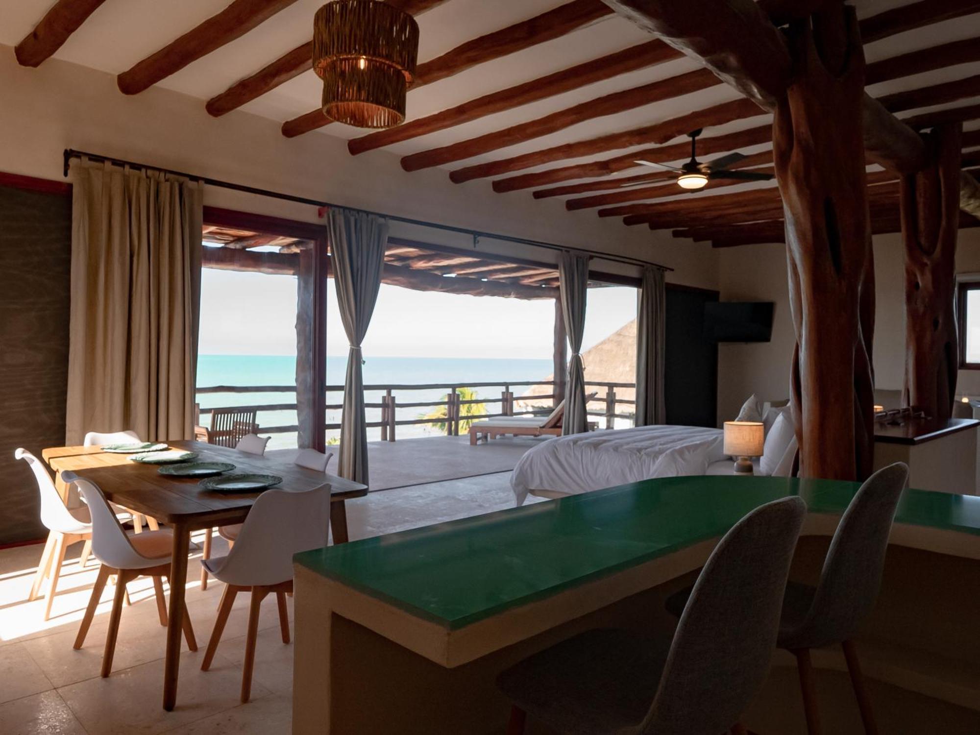 Beach Front Hotel Boutique Dk House 홀박스아일랜드 외부 사진