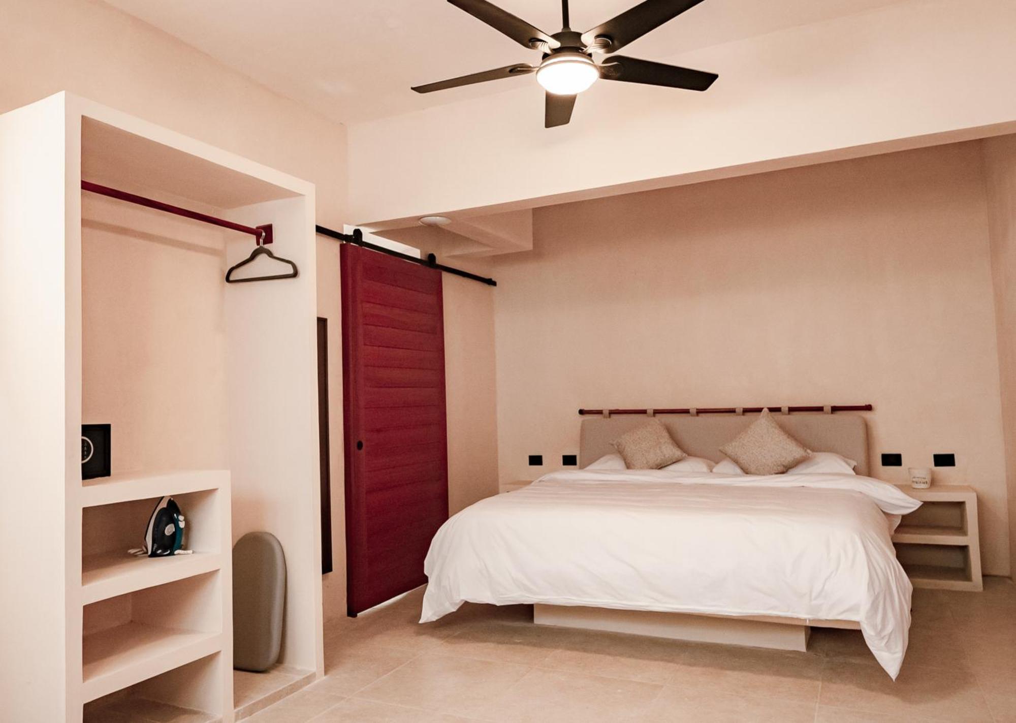 Beach Front Hotel Boutique Dk House 홀박스아일랜드 외부 사진