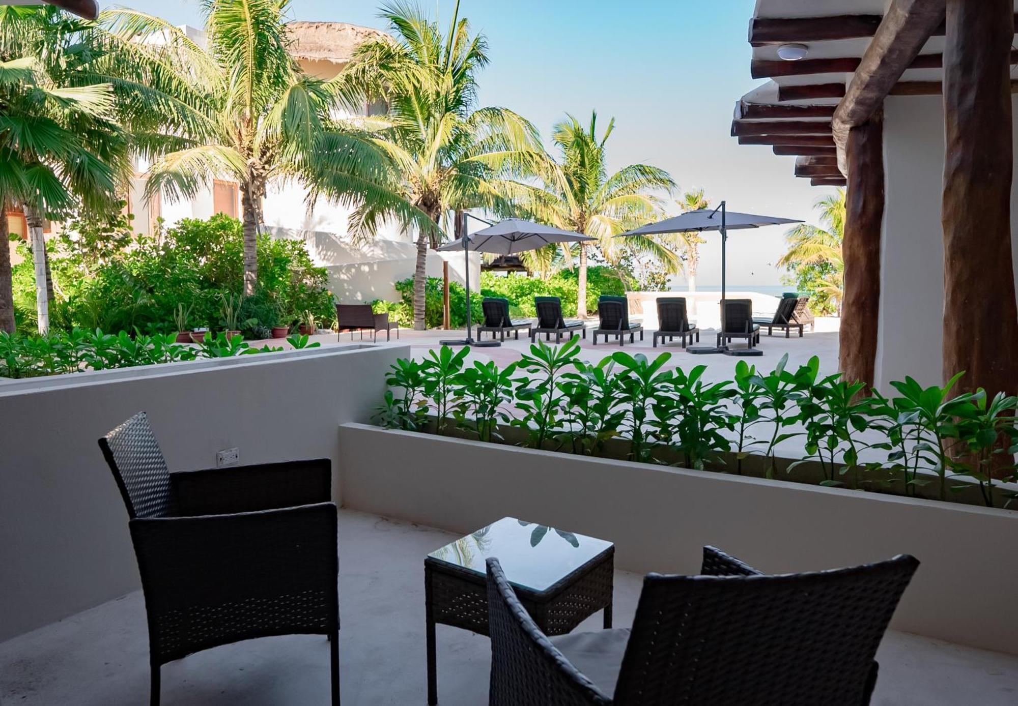 Beach Front Hotel Boutique Dk House 홀박스아일랜드 외부 사진