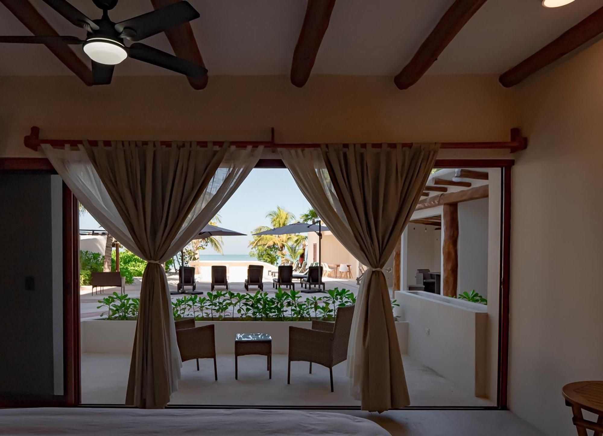 Beach Front Hotel Boutique Dk House 홀박스아일랜드 객실 사진