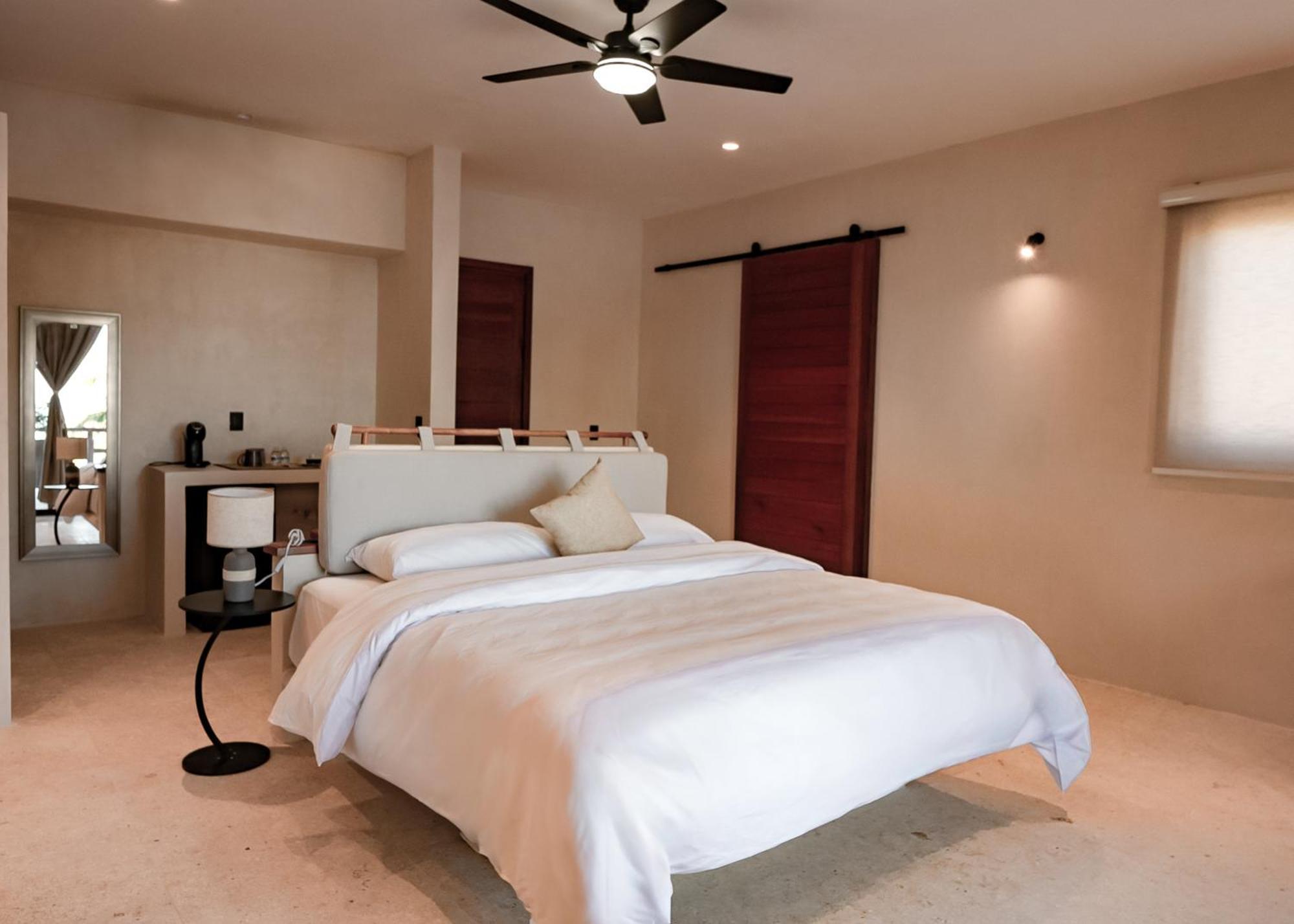 Beach Front Hotel Boutique Dk House 홀박스아일랜드 객실 사진