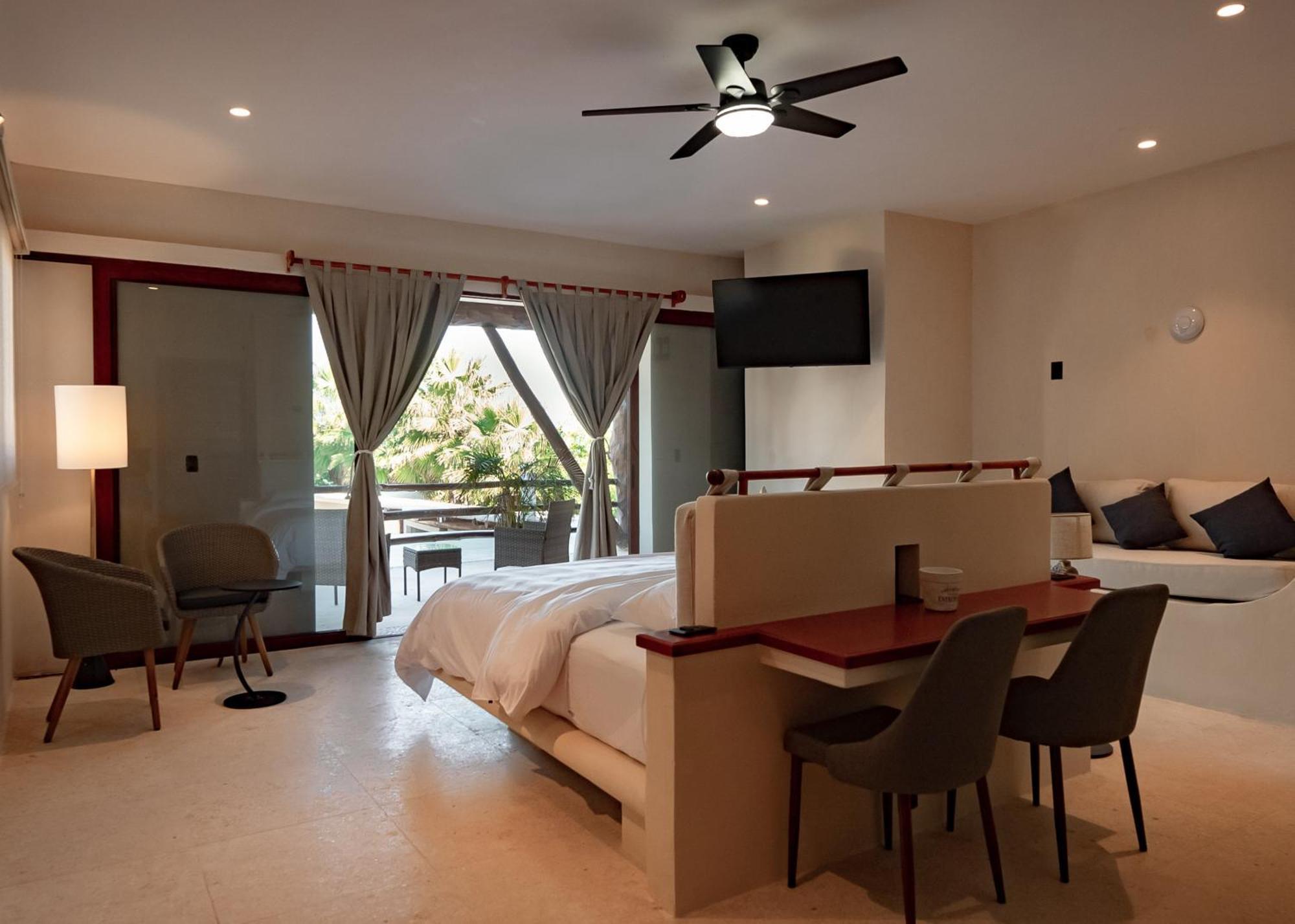 Beach Front Hotel Boutique Dk House 홀박스아일랜드 외부 사진