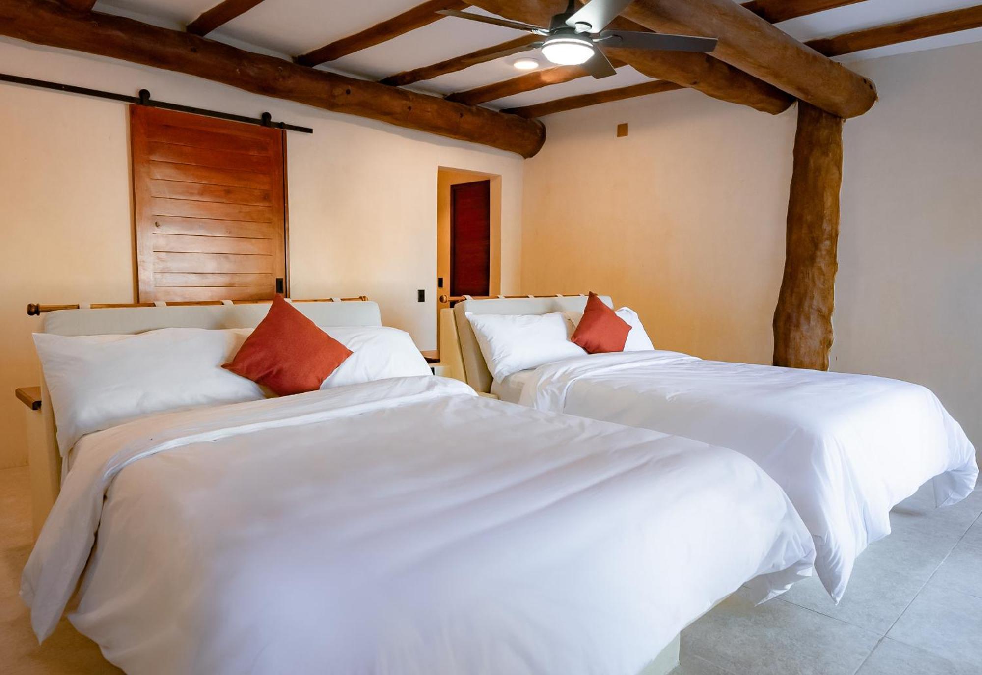 Beach Front Hotel Boutique Dk House 홀박스아일랜드 외부 사진