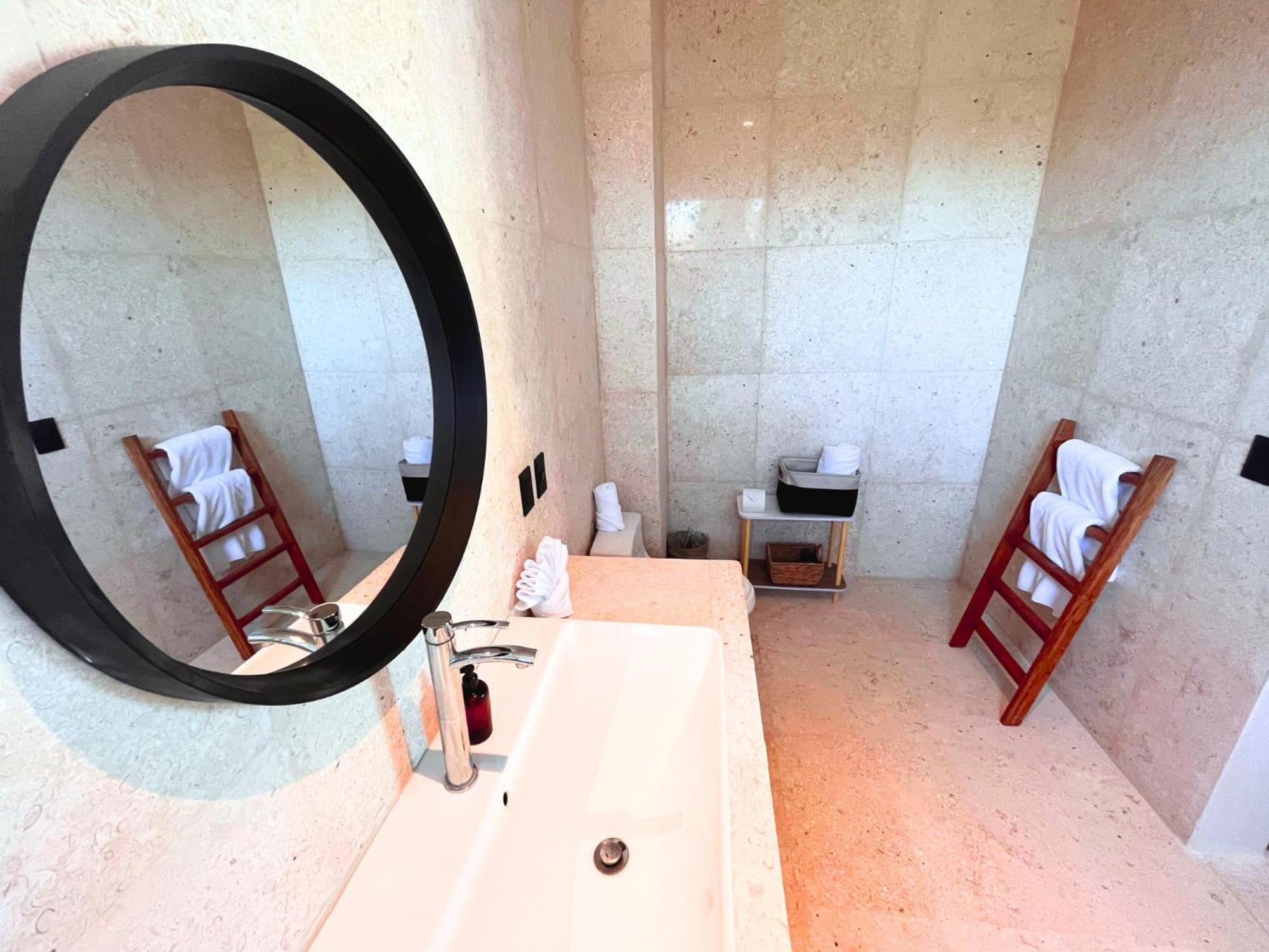 Beach Front Hotel Boutique Dk House 홀박스아일랜드 외부 사진