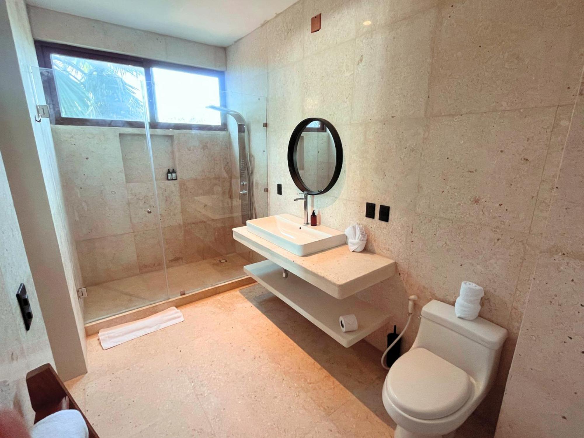 Beach Front Hotel Boutique Dk House 홀박스아일랜드 외부 사진