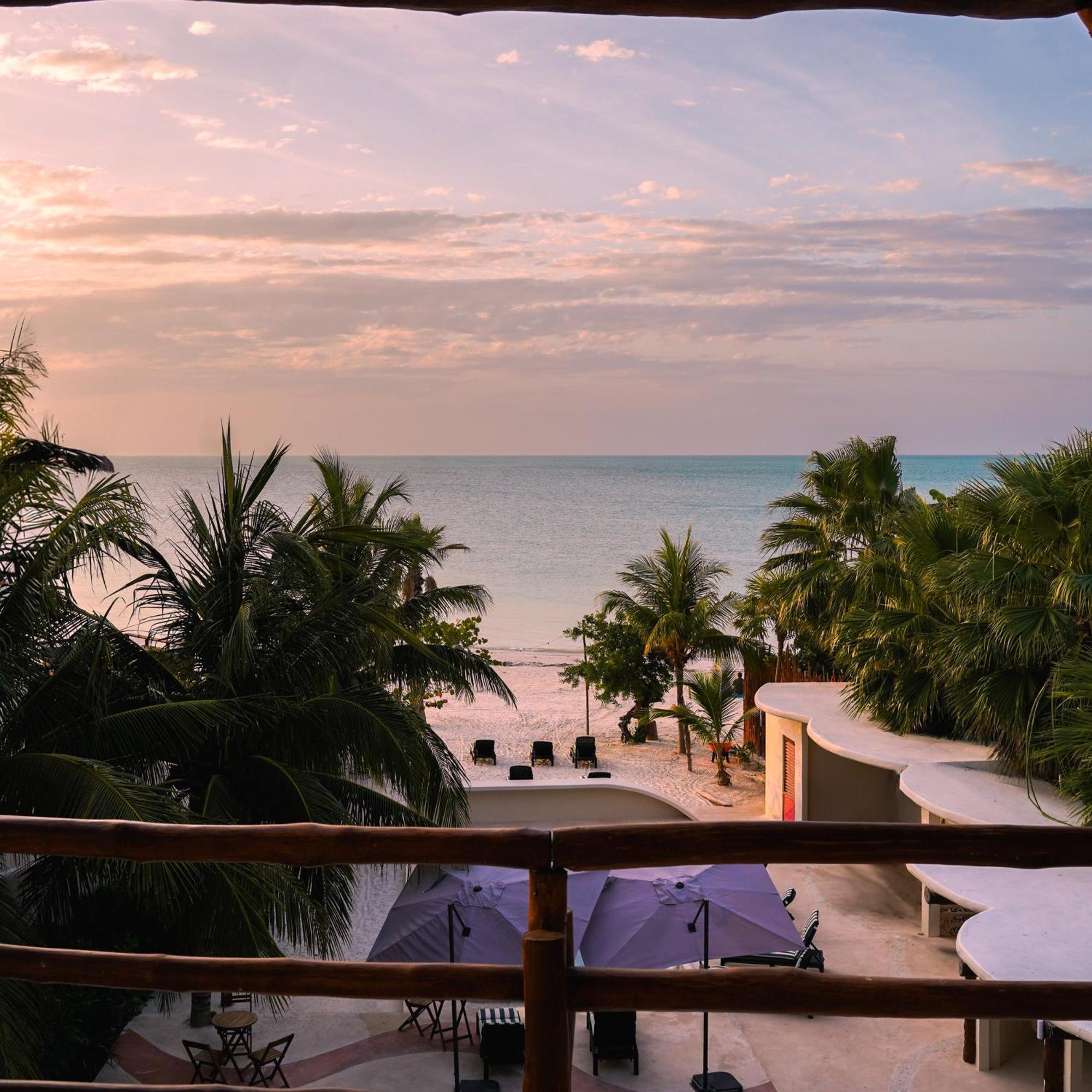 Beach Front Hotel Boutique Dk House 홀박스아일랜드 외부 사진